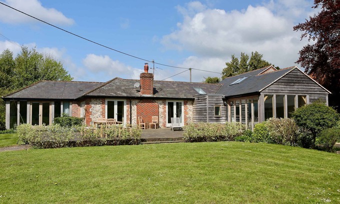 Eartham House | Charming Cottage for 10 in Heart of South Downs