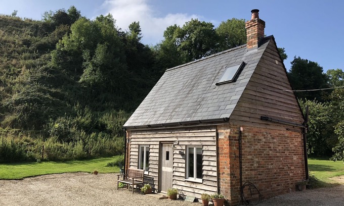 Cliffe Pypard Cottage | Charming cottage with fabulous views.