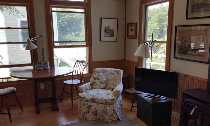 South Dartmouth House | Charming Cottage Getaway in Beachfront Community