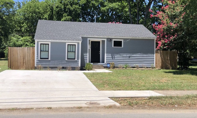 East of Broadway House | ✦ Charming Cottage Home in Historic District near SoMa ✦