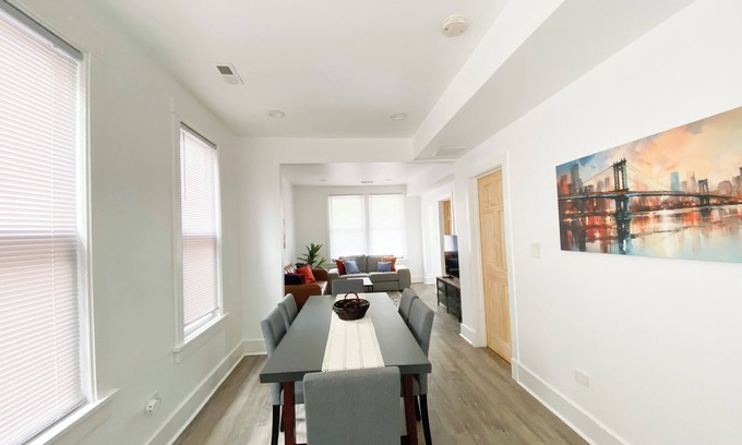 Tri-Taylor Apartment | Charming Cottage Home Near Little Italy & UIC