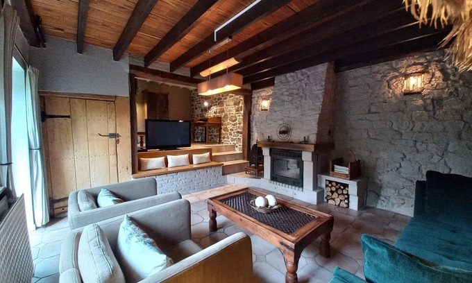 Gimnee Cottage | Charming cottage in a farm with views