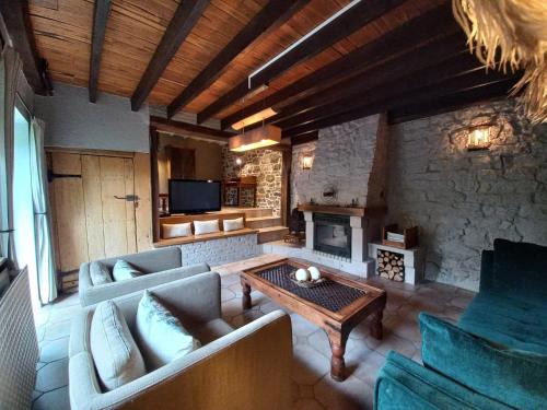 Gimnee House | Charming cottage in a farm with views