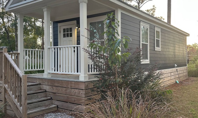 Freeport Cottage | Charming cottage in Freeport near the beaches. Enjoy your stay