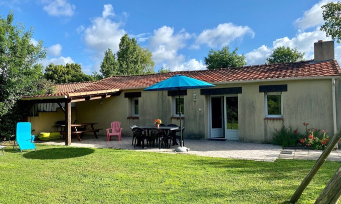 Frossay Cottage | Charming Cottage in Frossay: Countryside, Family-Friendly, Wi-Fi, Garden, Terrace, Near Pornic
