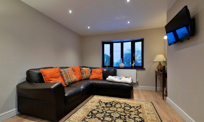 Cauldon Low Cottage | Charming cottage in Kingsley, No deposit