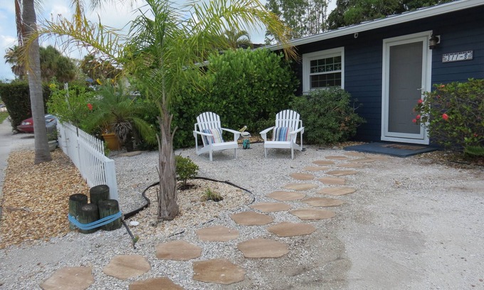 Anna Maria Cottage | Charming cottage in quiet area, close to beach & bay.