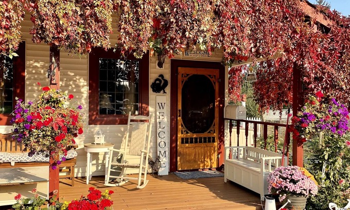 Yellow Point Cottage | Charming Cottage in the Country