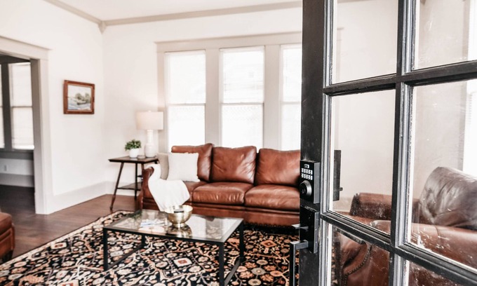 Victoria House | Charming cottage in the heart of historic downtown Victoria!