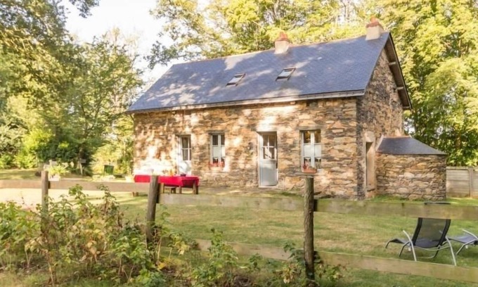 Nozay Cottage | Charming Cottage in Verdant Park with Modern Amenities & Family Activities