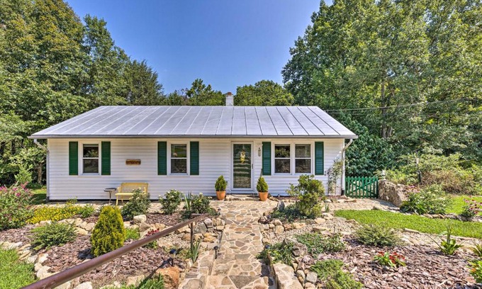Nellysford House | Charming Cottage Less Than 10 Mi to Wineries and Skiing!