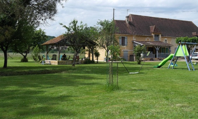 Limeuil Cottage | Charming Cottage Near Dordogne River, Ideal for Families, with Garden & BBQ