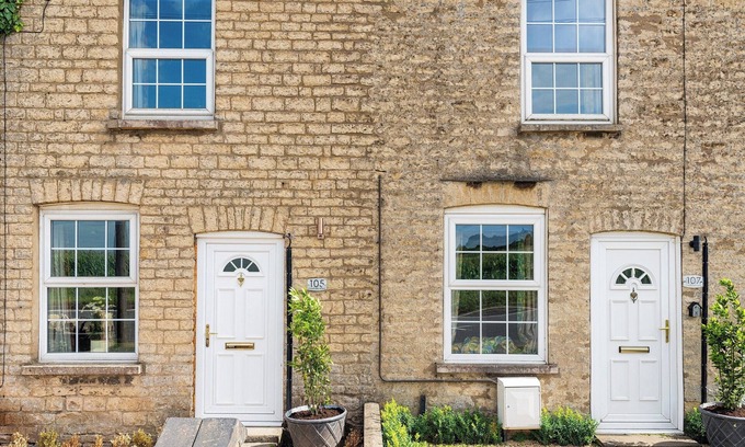 Easton on the Hill Cottage | Charming cottage near lovely Stamford with cosy open fire and a rural location.