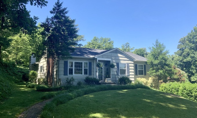Ashley Oaks House | Charming cottage near campus