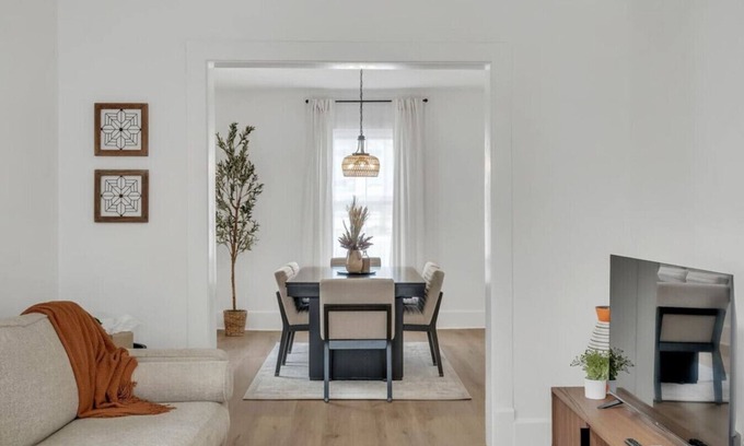 Dahlman House | Charming Cottage Near Zoo