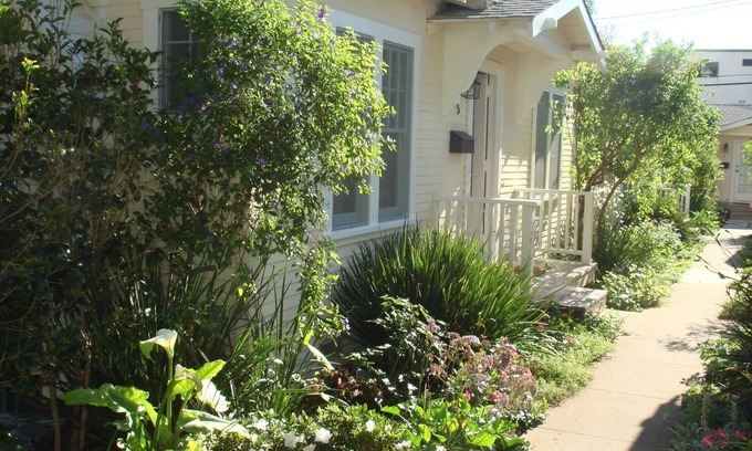 Wilshire Montana Cottage | Charming cottage off Montana Best location