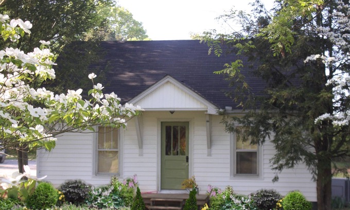 Mount Juliet Cottage | Charming cottage on 65 rolling acres