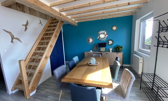 Montperreux Ski Chalet | Charming cottage on the shores of Lake Saint Point