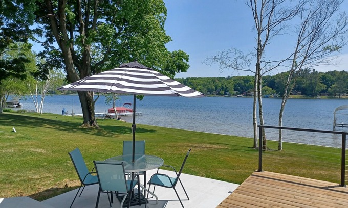 Shelby Cottage | Charming Cottage on Stony Lake in Shelby, Michigan with AC, WiFi