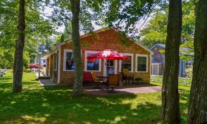 Lakeville Cottage | Charming cottage on the water with beautiful views