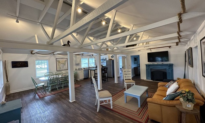 Bayshore Cottage | Charming Cottage! Open space with coastal theme. Centrally located.