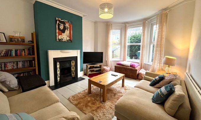 Horfield House | Charming cottage retreat with garden – sleeps 12