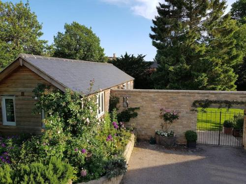 Charlbury House | Charming Cottage surrounded by Idyllic garden in peaceful location in central Charlbury