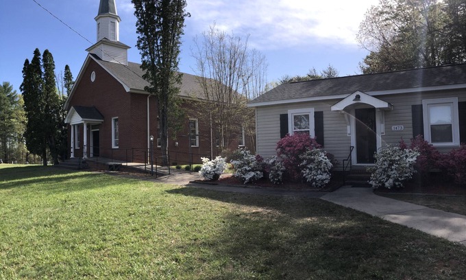 Union Mills Cottage | Charming Cottage with your own Sunrise Mountain Chapel.