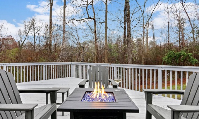 Travelers Rest House | Charming Cottage w/Huge Deck - Perfect for Families/Couples!
