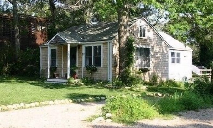 Vineyard Haven House | Charming Cottage Near West Chop- Vineyard Haven
