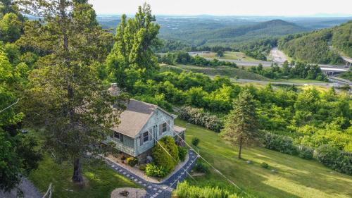Lyndhurst House | Charming Cottage W Majestic Mountain Views