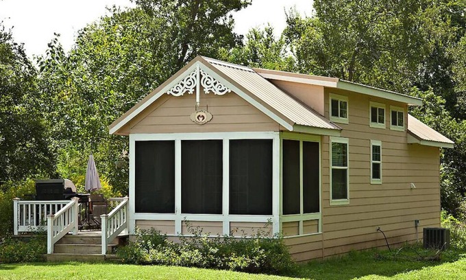 Washington House | Charming Cottage with Screened in Porch