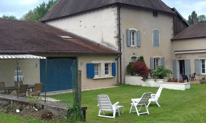 Isches Cottage | Charming Cottage with Fireplace, Terrace, and Baby Amenities near Bourbonne-les-Bains