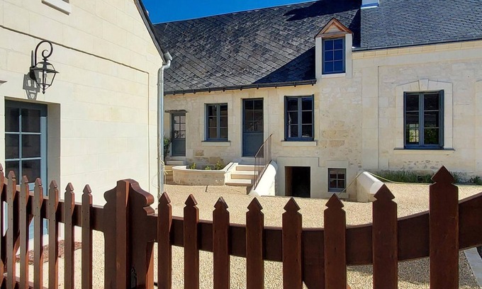 Benais Cottage | Charming cottage with garden near castles, WiFi, parking included
