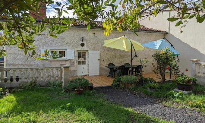 Barret Cottage | Charming Cottage with Private Garden, 4 Bedrooms, Near Thermal Town and Trails