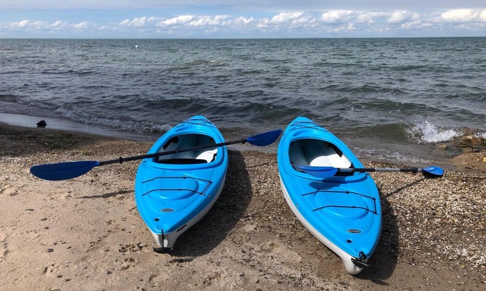 Irving House | Charming Cottage with Private Beach (sleeps 6, A/C, Wifi & Kayaks)