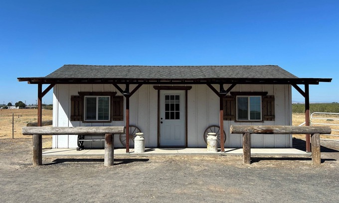 Peters Cottage | Charming cottage with WiFi and AC on a Ranch setting in Oakdale