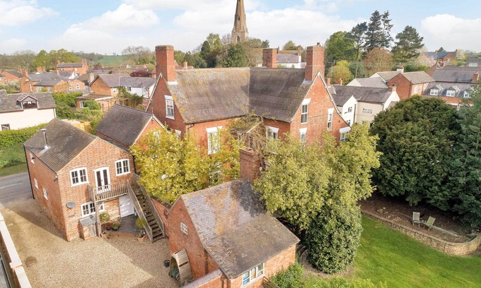 Lutterworth House | Charming country house - sleeps 18