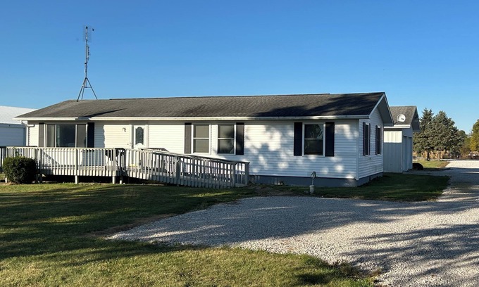 Servia House | Charming Country 3-bedroom home 4 Miles South of Wabash on HWY 13