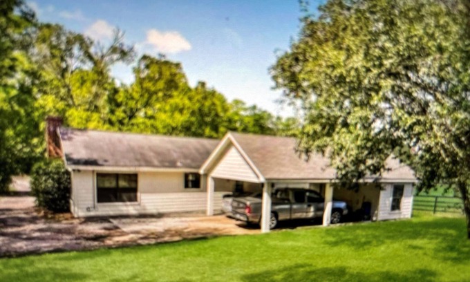 Keenan Cottage | Charming Country Bungalow; serene setting close to Lake Conroe & The Woodlands
