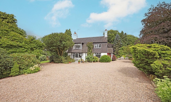 Forsbrook Cottage | Charming Country Cottage Retreat with Hot tub/Sauna/Cold Plunge Pool & Lake View