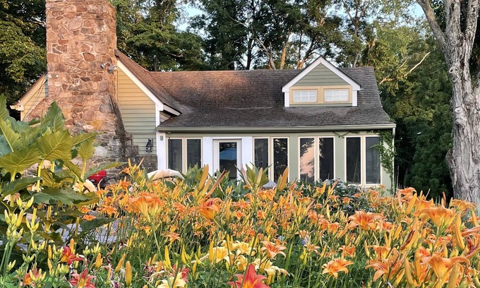 Newtown Cottage | Charming Country Cottage w pool and pickleball court