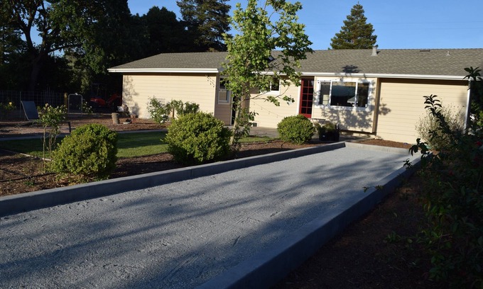 Sonoma House | Charming Country Cottage walk to Plaza Gas Fire Pit & Bocce & 4 Cruiser Bikes