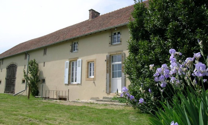 Montvicq Cottage | Charming Country Home with Modern Amenities, Spacious Garden, and Wi-Fi in Tranquil Setting