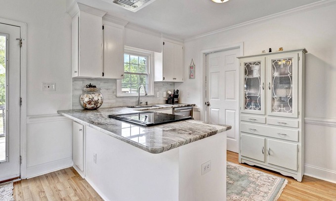 Raleigh House | Charming country home on a horse farm, 15min to Downtown!