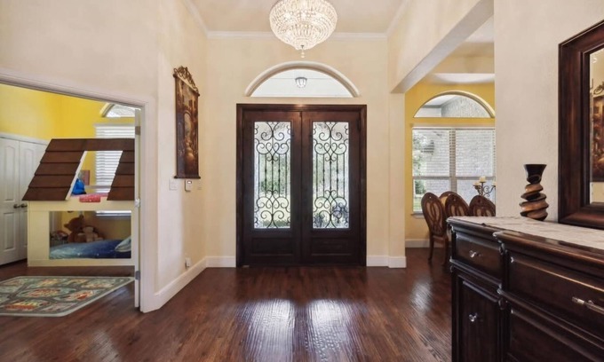 Johnson County House | Charming country mansion for a nice peaceful getaway