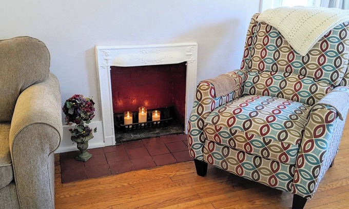 Davenport Apartment | Charming Cozy 2-bedroom apartment near Vander Veer Park with AC, parking, WiFi
