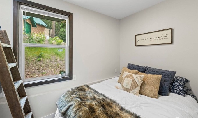 Cle Elum Cabin | Charming cozy 2-bedroom cabin near charming and historic Roslyn with WiFi