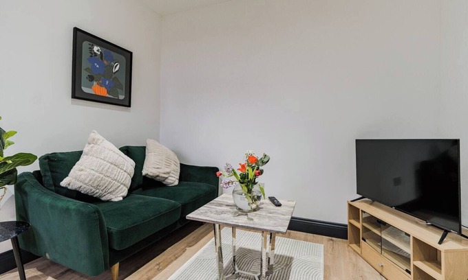 Harehills Apartment | Charming & Cozy 2 BR flat. Steps from Everyth…