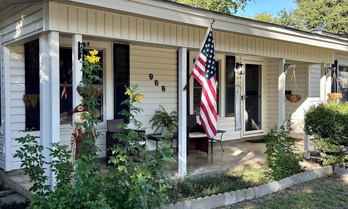 Seguin House | Charming, cozy 3-bedroom country home in beautiful Seguin, TX